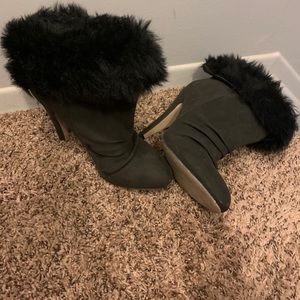 Ladies gray faux fur ankle boots size 8M